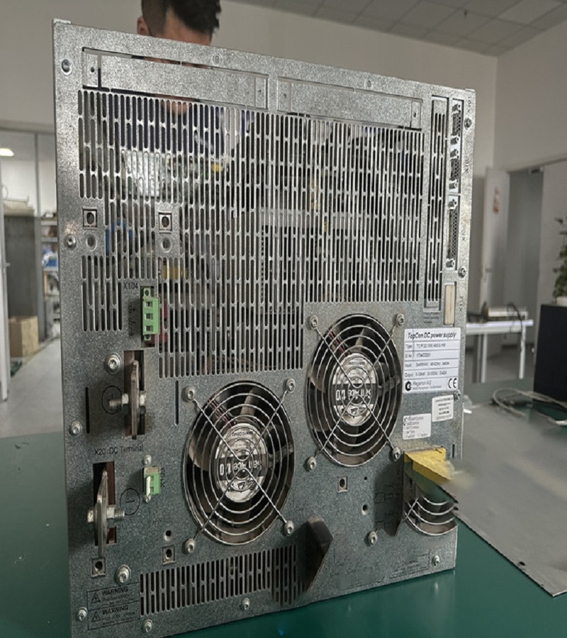 拓普康直流電源TP.C.10KW系列維修-負載能力差維修方法 故障現(xiàn)象一：電源負載能力差 電源負載能力差是一個常見的故障，一般都是出現(xiàn)在老式或是工作時間長的電源中，主要原因是各元器件老化，開關(guān)管的工作不穩(wěn)定，沒有及時進行散熱等。此外還有穩(wěn)壓二極管發(fā)熱漏電，整流二極管損壞等。 維修方法：用萬用表著重檢查一下穩(wěn)壓二極管，高壓濾波電容，限流電阻有無變質(zhì)等再仔細檢查一下電路板上的所有焊點是否開焊，虛接等。把開焊的焊點重新焊牢，更換變質(zhì)的元器件，一般故障即可排除。 故障現(xiàn)象：無直流電壓輸出，但保險絲完好 這種現(xiàn)象說明開關(guān)電源未工作，或者工作后進入了保護狀態(tài)。 維修方法：首先應(yīng)判斷一下開關(guān)電源的主控芯片UC3842是否處在工作狀態(tài)或已經(jīng)損壞。判斷方法是這樣的：加電測UC3842的第7腳對地電壓，若測第8腳有+5V電壓，1，2，4，6腳也有不同的電壓，則說明電路已起振，UC3842基本正常;若7腳電壓低，其余管腳無電壓或不波動，則UC3842已損壞。UC3842芯片損壞最常見的是6，7腳對地擊穿，5，7腳對地擊穿和1，7腳對地擊穿。如果這幾只腳都為擊穿，而開關(guān)電源還是不能正常啟動，則UC3842必壞，應(yīng)直接更換。若判斷芯片未壞，則就著重檢查開關(guān)功率管的柵極(G極)的`限流電阻是否開焊，虛接，變值，變質(zhì)以及開關(guān)功率管本身是否性能不良。除此之外，電源輸出線也有可能斷線或接觸不良也會造成這種故障。因此在維修時也應(yīng)注意檢查一下。