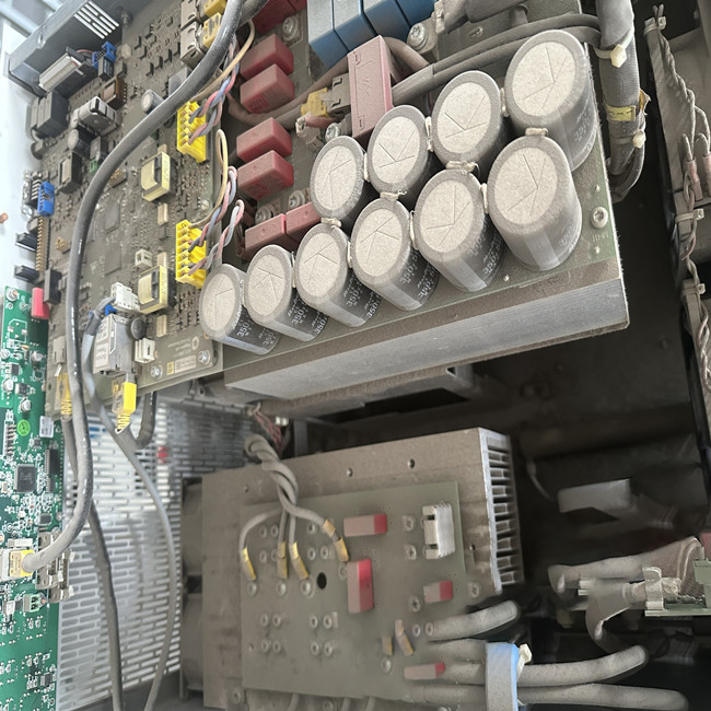 拓普康直流電源TP.C.10KW系列維修-負載能力差維修方法 故障現(xiàn)象一：電源負載能力差 電源負載能力差是一個常見的故障，一般都是出現(xiàn)在老式或是工作時間長的電源中，主要原因是各元器件老化，開關(guān)管的工作不穩(wěn)定，沒有及時進行散熱等。此外還有穩(wěn)壓二極管發(fā)熱漏電，整流二極管損壞等。 維修方法：用萬用表著重檢查一下穩(wěn)壓二極管，高壓濾波電容，限流電阻有無變質(zhì)等再仔細檢查一下電路板上的所有焊點是否開焊，虛接等。把開焊的焊點重新焊牢，更換變質(zhì)的元器件，一般故障即可排除。 故障現(xiàn)象：無直流電壓輸出，但保險絲完好 這種現(xiàn)象說明開關(guān)電源未工作，或者工作后進入了保護狀態(tài)。 維修方法：首先應(yīng)判斷一下開關(guān)電源的主控芯片UC3842是否處在工作狀態(tài)或已經(jīng)損壞。判斷方法是這樣的：加電測UC3842的第7腳對地電壓，若測第8腳有+5V電壓，1，2，4，6腳也有不同的電壓，則說明電路已起振，UC3842基本正常;若7腳電壓低，其余管腳無電壓或不波動，則UC3842已損壞。UC3842芯片損壞最常見的是6，7腳對地擊穿，5，7腳對地擊穿和1，7腳對地擊穿。如果這幾只腳都為擊穿，而開關(guān)電源還是不能正常啟動，則UC3842必壞，應(yīng)直接更換。若判斷芯片未壞，則就著重檢查開關(guān)功率管的柵極(G極)的`限流電阻是否開焊，虛接，變值，變質(zhì)以及開關(guān)功率管本身是否性能不良。除此之外，電源輸出線也有可能斷線或接觸不良也會造成這種故障。因此在維修時也應(yīng)注意檢查一下。