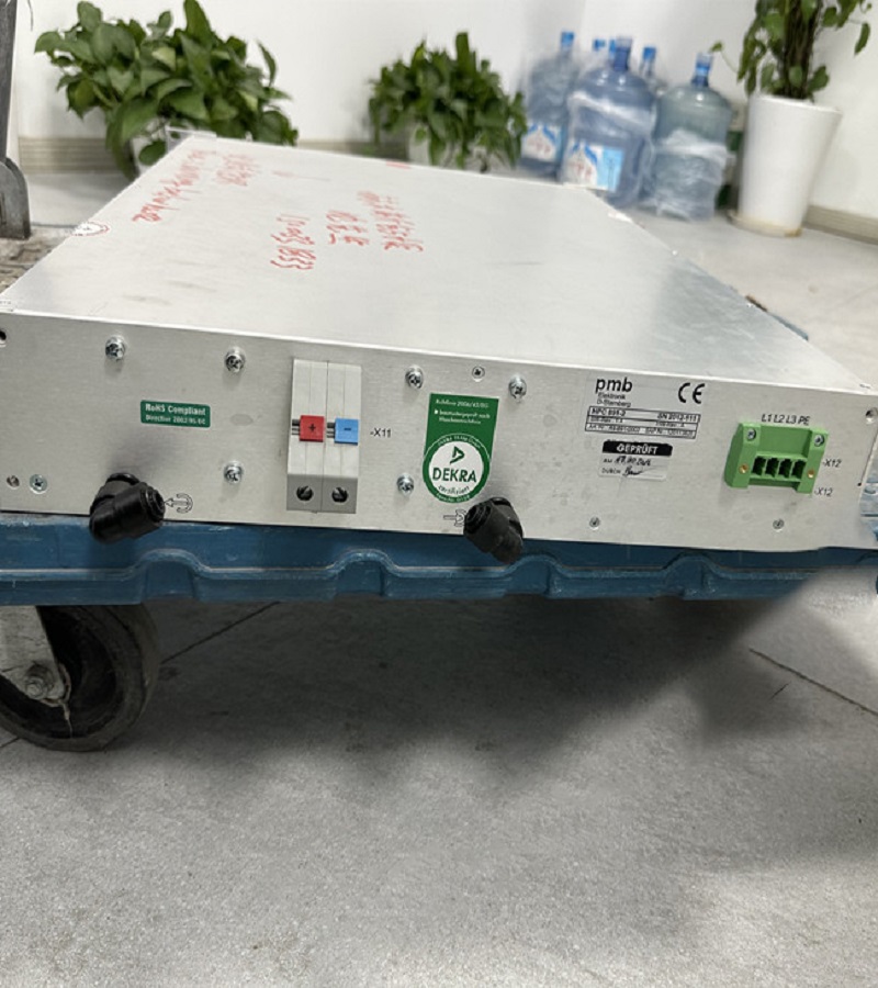 羅芬激光電源維修常見故障 故障一：打開按鍵，設(shè)備不工作 如果激光切割機(jī)在工作過程中，首先要檢查的是整個設(shè)備是否通電，如果沒有通電，一定要插上電源。還要檢查激光切割機(jī)主板的參數(shù)是否正確。如果不是，請務(wù)必參考相關(guān)軟件和其他一些參數(shù)進(jìn)行了解。 故障二：工作狀態(tài)下無激光 在激光切割機(jī)的實(shí)際工作過程中，應(yīng)根據(jù)各種情況進(jìn)行有效的檢查。有可能是激光切割機(jī)出現(xiàn)這種情況是因?yàn)楣饴钒l(fā)生了偏移。這種情況下需要調(diào)整光路，否則線路可能會出現(xiàn)一系列問題。那么，如果是這種情況，可以通過點(diǎn) ray 的方式插入電源的型號來判斷。 故障三：激光斷斷續(xù)續(xù) 激光切割機(jī)工作時，可能會出現(xiàn)斷斷續(xù)續(xù)的情況?？赡苁撬h(huán)不是特別順暢。檢查并清潔相關(guān)水箱。水泵是否通暢，定期疏通水管。 羅芬激光電源維修模塊或者電源板：HPC 891-2燒壞、短路、輸出電壓高于標(biāo)稱值、輸出電壓低于標(biāo)稱值、過熱、卡機(jī)等故障。 維修羅芬激光電源缺點(diǎn)及修補(bǔ)方法 常見缺點(diǎn)： １，高壓打火，高壓線接頭處太靠近鐵殼部分。 ２，無光，電扇不轉(zhuǎn)，保險(xiǎn)絲斷。 ３，能夠強(qiáng)制發(fā)光，不能主板控制發(fā)光。前級低壓控制部分壞。 ４，電流不能調(diào)度，電流控制部分壞。 ５，總是燒保險(xiǎn)絲，歸于功率管短路壞。 激光電源的修補(bǔ)方法有以下幾種： １、替換關(guān)鍵元件法。一般不發(fā)光，可先換放大管４６０或４５０，再考慮換高壓包。 ２、電壓檢測法。 ３、通電調(diào)查法。