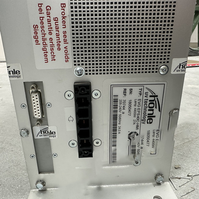 德國Honle UV設備電源維修故障：UV電子電源調光動態(tài)響應速度快，從待機到全功率輸出時間只要 8毫秒，無任何系 統震蕩;可以與PLC連接進入人工界面操作，可作出10%的長時間待機，徹底避免系統穩(wěn)定 時間長，安全性能低等弊端，同時徹底改變了依靠電容來調節(jié)燈光的強弱控制方式，且電容的耐壓強度遠遠不夠。PLC安裝接線簡單，操作方便，無須密封安裝在箱體內，可安裝在通風良好的地方，大幅度節(jié)省安裝、運輸成本。 德國Honle UV設備電源維修方法： 1、高頻方波技術( 18KHZ方波輸出），比傳統UV變壓器增加20%以上的UV能量輸出，能夠以閃光燈模式工作，降低能耗; 2、軟開關啟動系統，大幅度減低啟動時間(約45秒)，延長燈管使用壽命; 3、單片機動態(tài)控制技術，使電源轉換效率達到更高，自動找到燈管的工作電壓和電流，自動進行調整燈管的工作參數; 4、高速IGBT以及軟開關技術，響應速度快，從待機到全功率輸出時間只要 8MS; 5、功率調幅技術，輸出功率10%~100%無級可調，長期待機功率僅要10% 6、相位平衡技術，功率因素96%，，無沖擊電流;